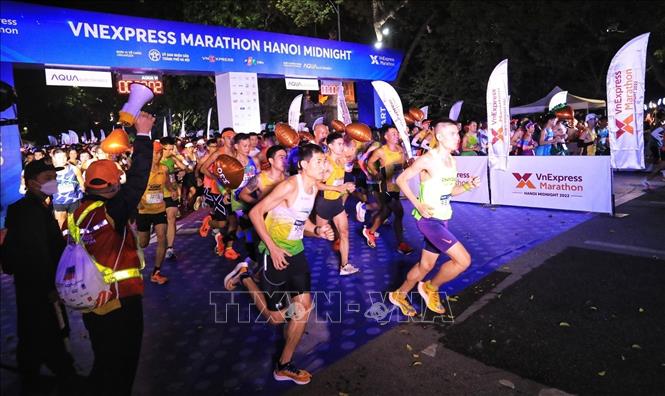 Các VĐV xuất phát ở nội dung cự ly 42 km. Ảnh: Tuấn Anh - TTXVN