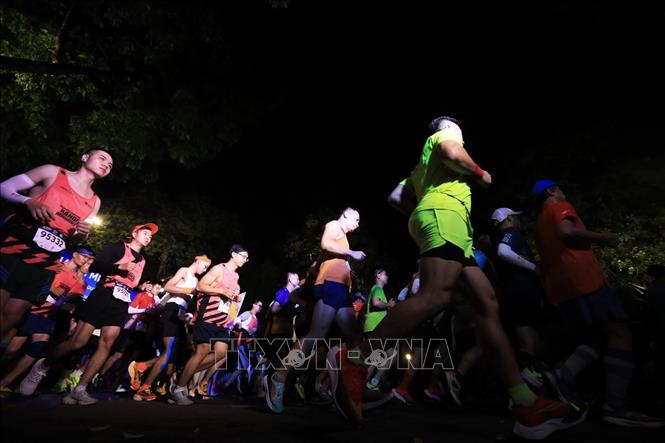 Khoảng 10.000 VĐV thi đấu ở 4 cự ly: 42 km, 21 km, 10 km và 5 km. Ảnh: Tuấn Anh - TTXVN