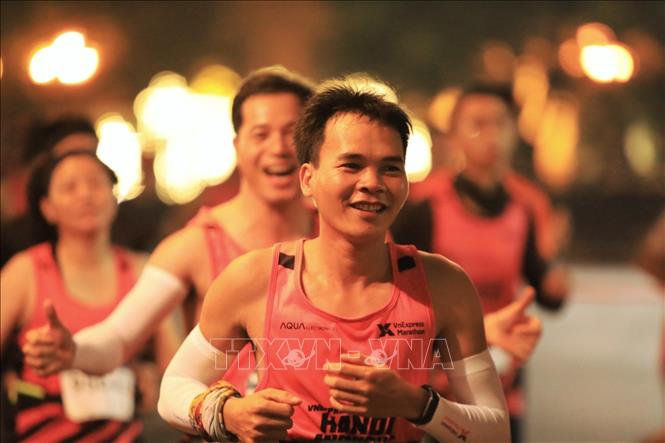 Các VĐV thi đấu ở cự ly 42 km. Ảnh: Tuấn Anh - TTXVN