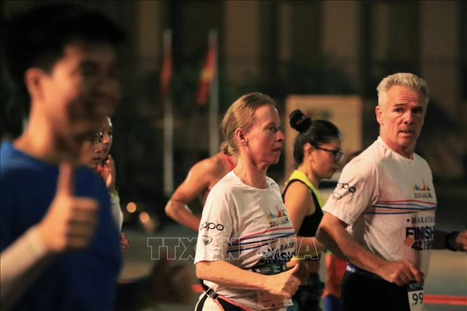 Các VĐV nước ngoài thi đấu ở cự ly 42 km. Ảnh: Tuấn Anh - TTXVN