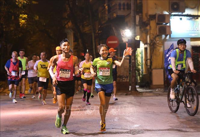 Các “runner” chạy trên phố Nhà Chung. Ảnh: Hoàng Hiếu - TTXVN 