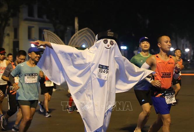 Một “runner” hoá trang thành linh vật World Cup 2022. Ảnh: Hoàng Hiếu - TTXVN 