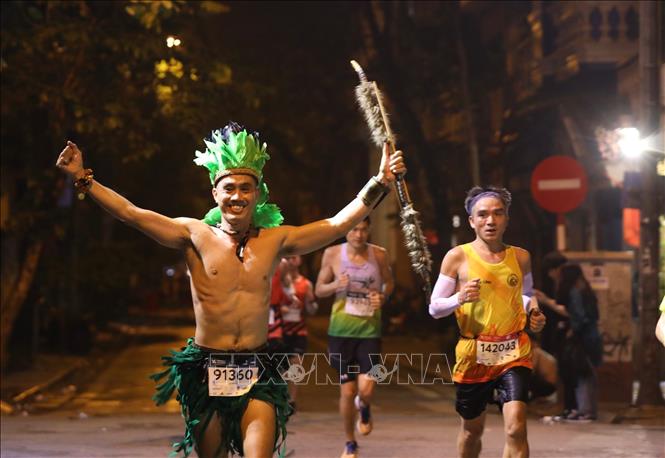 Một “thổ dân” trên đường chạy. Ảnh: Hoàng Hiếu - TTXVN 