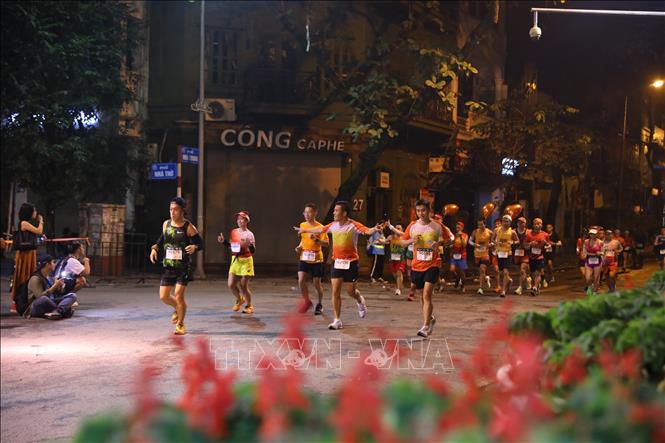 Các “runner” chạy trên phố Nhà Chung. Ảnh: Hoàng Hiếu - TTXVN 
