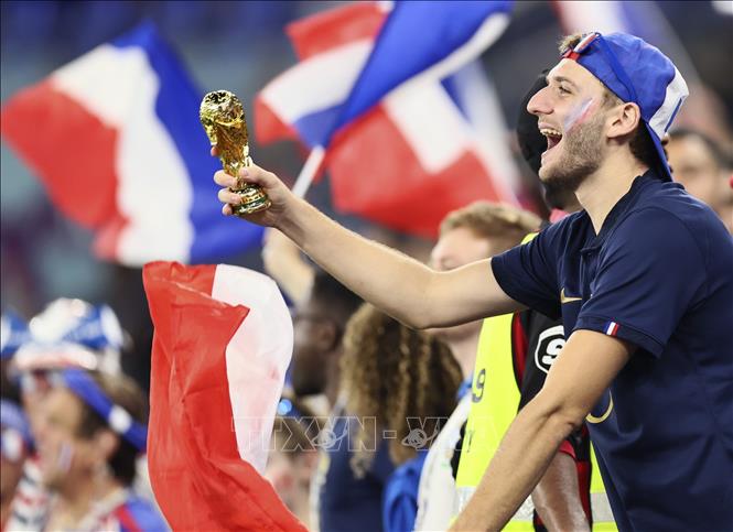 Cờ Pháp World Cup 2022 trở thành tâm điểm chú ý khi đội tuyển này toàn thắng sau hai trận đấu đầu tiên. Với những ngôi sao lớn như Mbappé và Pogba, đội tuyển Pháp đã chứng tỏ sự mạnh mẽ và tự tin của mình tại giải đấu lần này. Không chỉ đua tranh cho chiếc cúp vàng đầy uy tín mà còn chinh phục trái tim của người hâm mộ trên toàn thế giới.