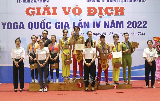 Ban Tổ chức trao huy chương, giấy chứng nhận cho các đơn vị đạt thành tích cao. Ảnh: Nguyễn Thành – TTXVN