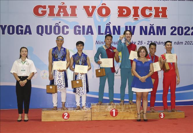 Ban Tổ chức trao huy chương, giấy chứng nhận cho các đội đạt thành tích cao trong giải đấu Yoga. Ảnh: Nguyễn Thành – TTXVN