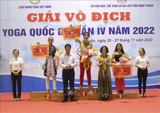 Ban Tổ chức trao các giải Nhất, Nhì, Ba toàn đoàn cho các đơn vị. Ảnh: Nguyễn Thành – TTXVN