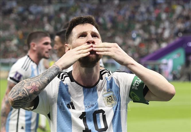 Huyền thoại Argentina Lionel Messi đã lập kỷ lục tại World Cup 2022, với việc ghi tới 10 bàn thắng và giúp đội tuyển đăng quang. Hãy xem hình ảnh của anh ta để chiêm ngưỡng tài năng và thành tích đáng kinh ngạc của Messi.