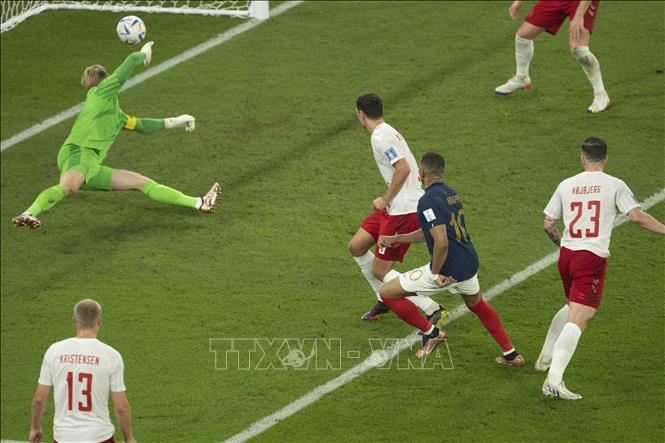 Tiền đạo Kylian Mbappe (số 10) của đội tuyển Pháp ghi bàn vào lưới Đan Mạch trong trận đấu tại bảng D, World Cup 2022, trên sân vận động 974 ở Doha, Qatar, ngày 26/11/2022. Ảnh: THX/ TTXVN