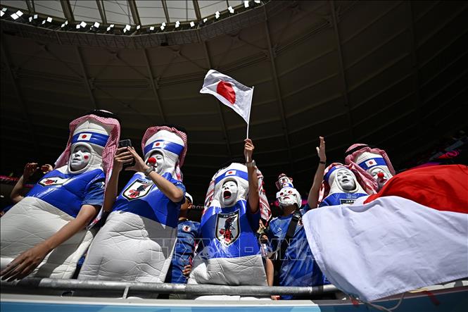Cổ động viên đội tuyển Nhật Bản cổ vũ trong trận gặp đội tuyển Costa Rica. Ảnh: AFP/TTXVN