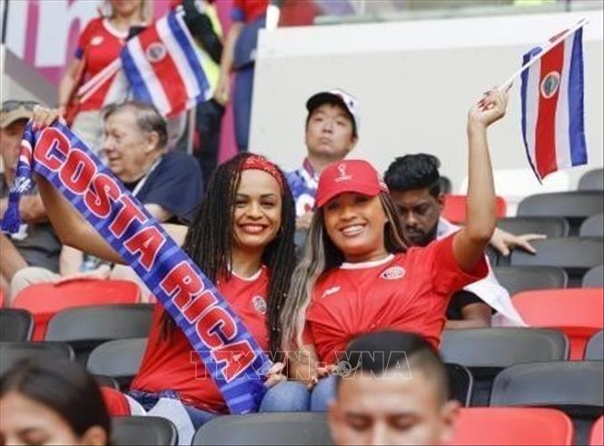 Cổ động viên đội tuyển Costa Rica cổ vũ trong trận gặp đội tuyển Nhật Bản. Ảnh: Kyodo/TTXVN