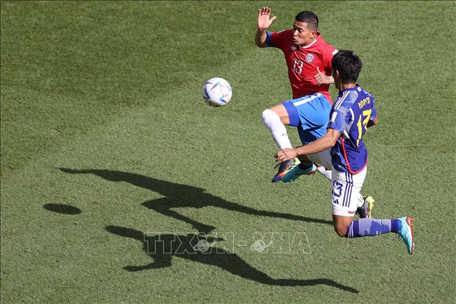 Pha tranh bóng quyết liệt giữa Gerson Torres (số 13, Costa Rica) và Hidemasa Morita (số 13, Nhật Bản). Ảnh: AFP/TTXVN