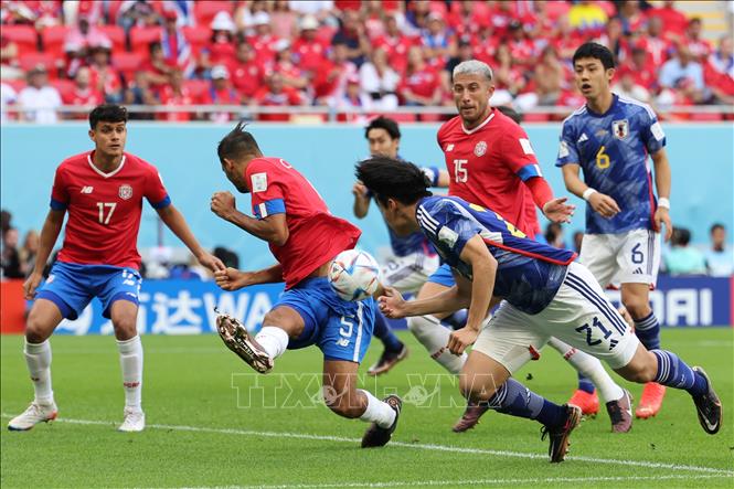 Pha tranh bóng quyết liệt giữa các cầu thủ hai đội. Ảnh: AFP/TTXVN