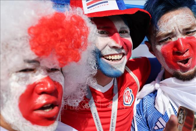 Cổ động viên đội tuyển Nhật Bản và Costa Rica cổ vũ trong trận đấu. Ảnh: AFP/TTXVN
