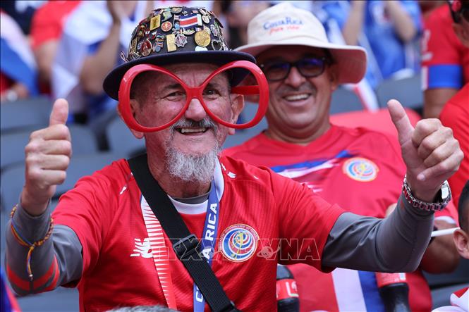Cổ động viên đội tuyển Costa Rica cổ vũ trong trận đấu gặp đội tuyển Nhật Bản. Ảnh: AFP/TTXVN