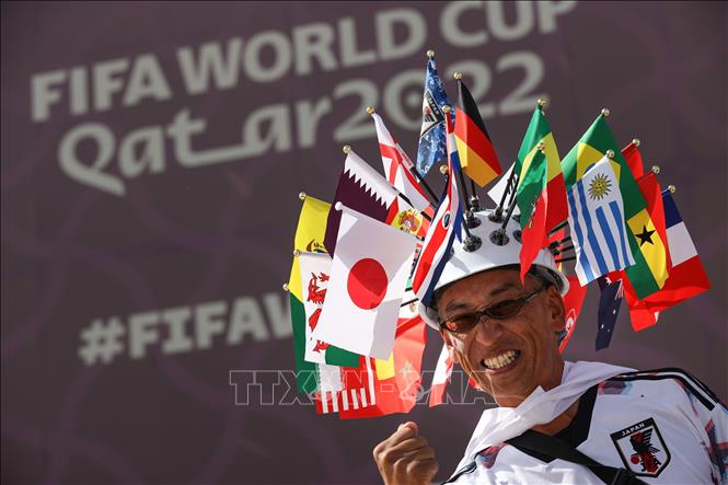 Cổ động viên cổ vũ trong trận đấu giữa đội tuyển Costa Rica và Nhật Bản. Ảnh: AFP/TTXVN
