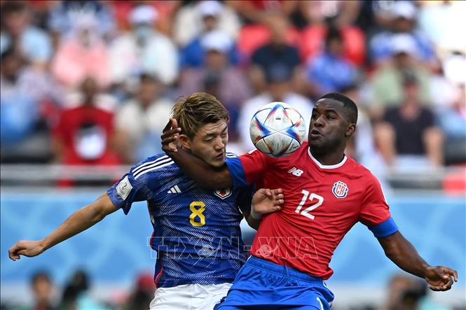 Tiền vệ Nhật Bản Ritsu Doan (số 8) tranh bóng với tiền đạo Costa Rica Joel Campbell (số 12). Ảnh: AFP/TTXVN