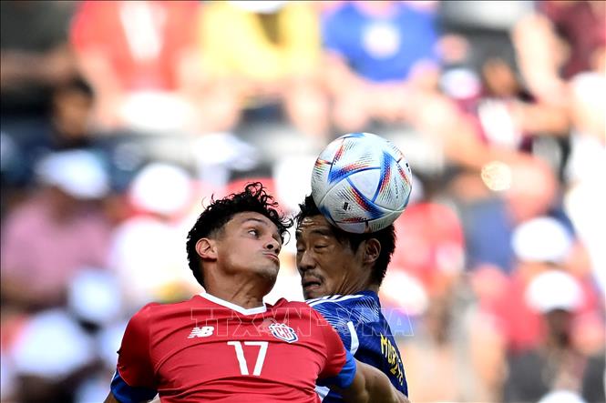 Hidemasa Morita (số 13, Nhật Bản) tranh bóng với tiền vệ Yeltsin Tejeda (số 17, Costa Rica). Ảnh: AFP/TTXVN