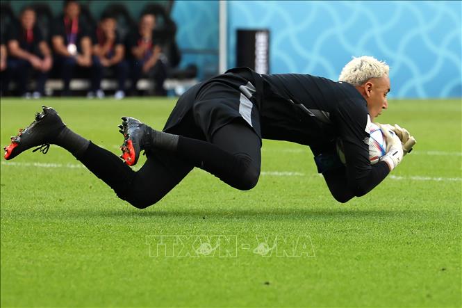 Thủ môn số 1 của Costa Rica Keylor Navas bắt gọn pha dứt điểm của cầu thủ Nhật Bản. Ảnh: AFP/TTXVN
