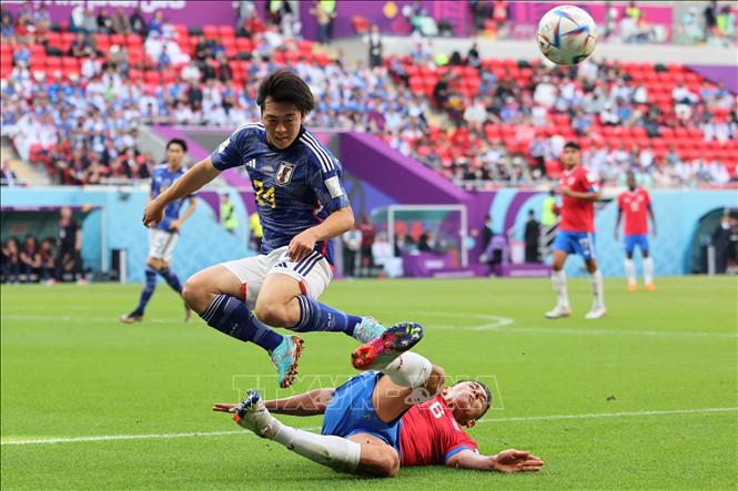 Hậu vệ Oscar Duarte (số 6, Costa Rica) quyết liệt phá bóng trong chân tiền vệ Yuki Soma (24, Nhật Bản). Ảnh: AFP/TTXVN