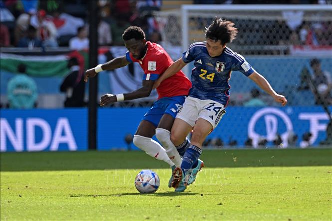 Tiền vệ Yuki Soma (số 24, Nhật Bản) tranh bóng với hậu vệ Keysher Fuller (Costa Rica). Ảnh: AFP/TTXVN