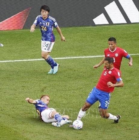 Hậu vệ Nhật Bản quyết liệt ngăn cản pha lên bóng của cầu thủ Costa Rica. Ảnh: Kyodo/TTXVN