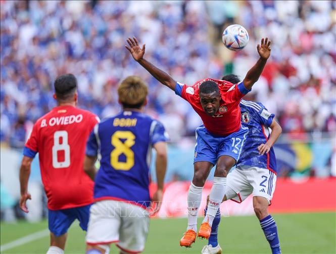 Joel Campbell (thứ 2, phải, Costa Rica) tranh bóng quyết liệt với các cầu thủ đội Nhật Bản. Ảnh: THX/TTXVN