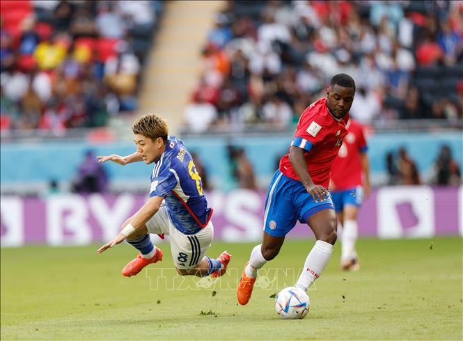 Doan Ritsu (trái, Nhật Bản) tranh bóng quyết liệt với Joel Campbell (Costa Rica). Ảnh: THX/TTXVN