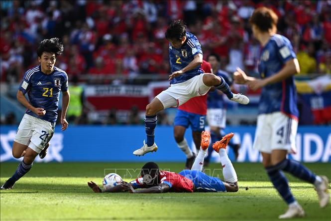 Hậu vệ Nhật Bản Miki Yamane (trên) tranh bóng với tiền đạo Costa Rica Joel Campbell (dưới). Ảnh: AFP/TTXVN