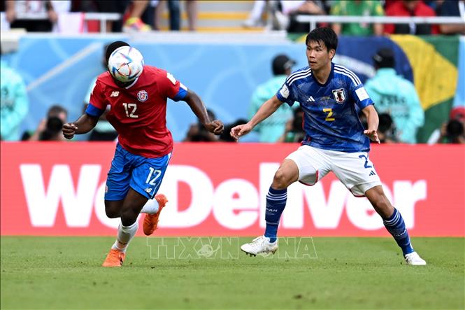 Tiền đạo Joel Campbell (trái- số 12), tuyển Costa Rica tranh bóng với hậu vệ Miki Yamane (số 2) tuyển Nhật Bản. Ảnh: AFP/TTXVN