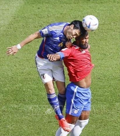 Wataru Endo (trái) đội tuyển Nhật Bản tranh bóng với cầu thủ đội Costa Rica. Ảnh: Kyodo/TTXVN