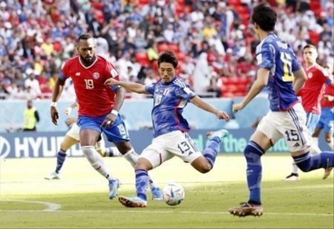 Hidemasa Morita (giữa) đội tuyển Nhật Bản kiểm soát bóng  trong trận đấu với Costa Rica. Ảnh: Kyodo/TTXVN