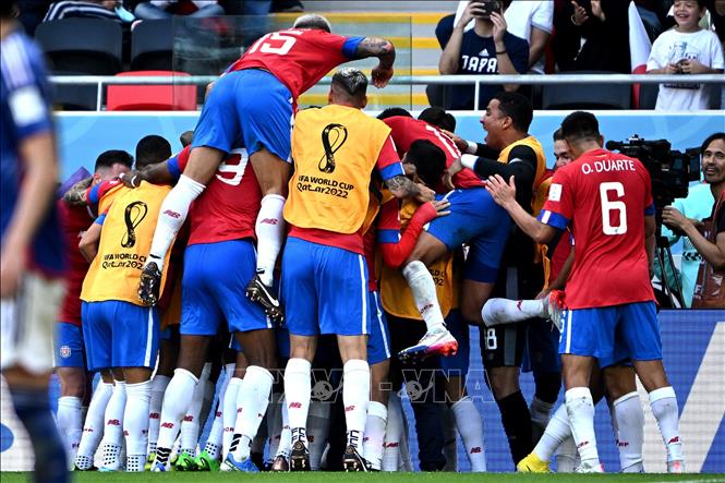 Niềm vui của các cầu thủ Costa Rica sau khi ghi bàn thắng vào lưới đội tuyển Nhật Bản. Ảnh: AFP/TTXVN