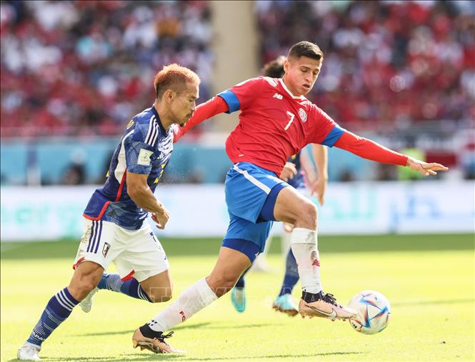 Anthony Contreras (phải), tuyển Costa Rica tranh bóng quyết liệt với Nagatomo Yuto, tuyển Nhật Bản. Ảnh: THX/TTXVN