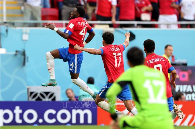 Keysher Fuller (trái) mừng chiến thắng sau khi ghi bàn thắng vào lưới đội tuyển Nhật Bản. Ảnh: AFP/TTXVN