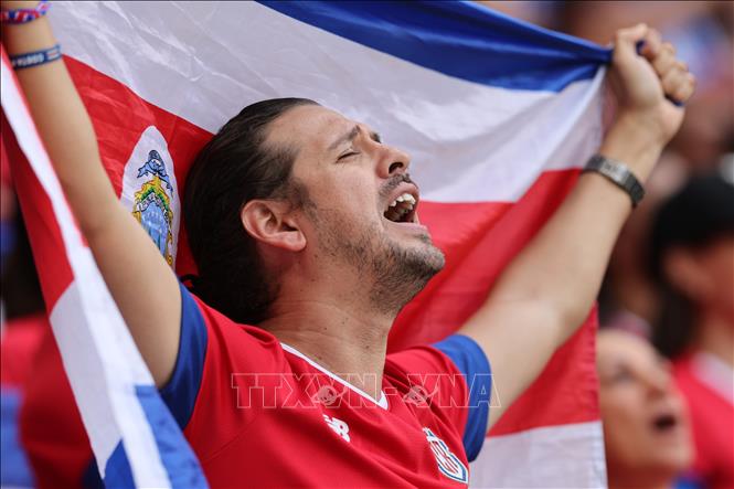 Cổ động viên Costa Rica cổ vũ trong trận đấu với đội Nhật Bản. Ảnh: AFP/TTXVN