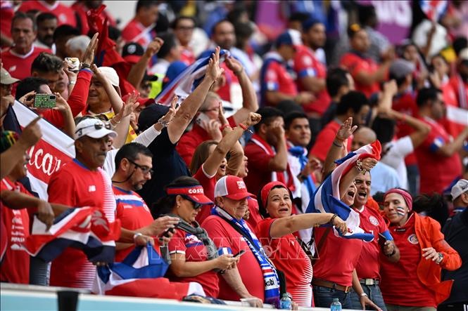 Niềm vui của các cổ động viên Costa Rica sau khi giành chiến thắng trước đội tuyển Nhật Bản. Ảnh: AFP/TTXVN