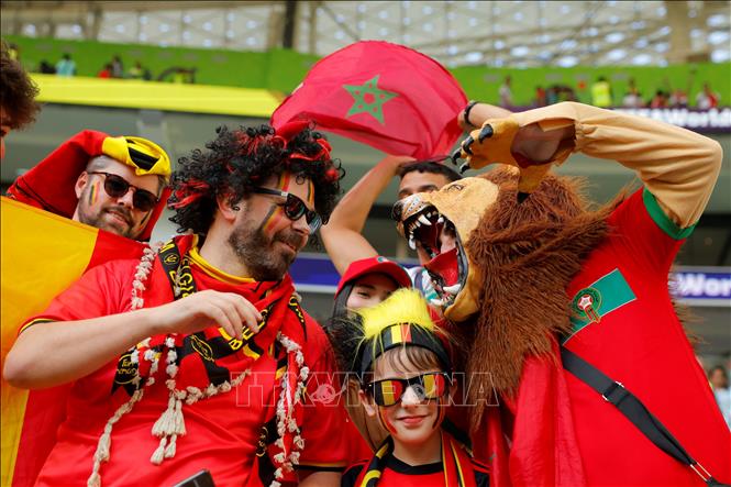 Cổ động viên khuấy động không khí trước trận Bỉ gặp Maroc. Ảnh: AFP/TTXVN