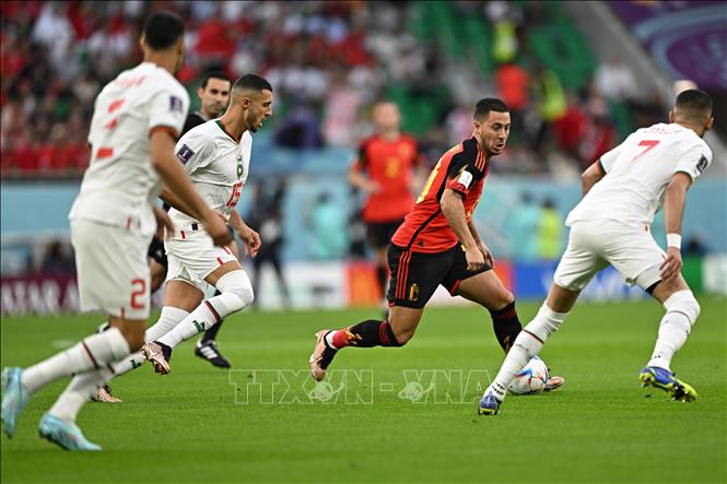 Tiền đạo Eden Hazard của Bỉ kiểm soát bóng trong vòng vây các cầu thủ Maroc. Ảnh: AFP/TTXVN