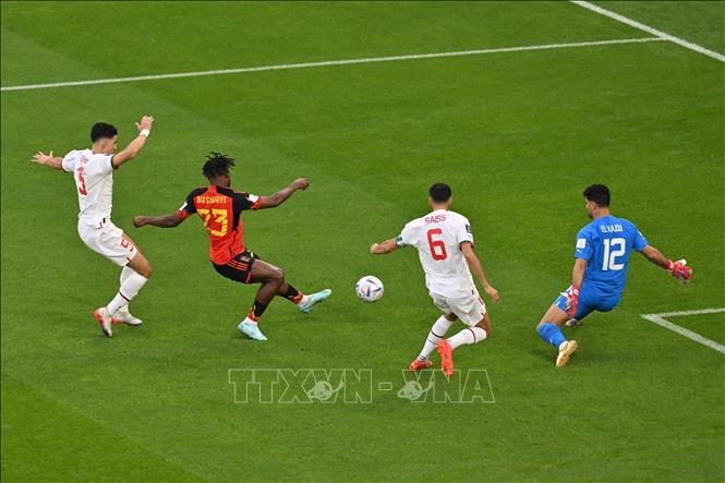 Tiền vệ Michy Batshuayi của Bỉ nỗ lực sút bóng về phía khung thành của Maroc. Ảnh: AFP/TTXVN
