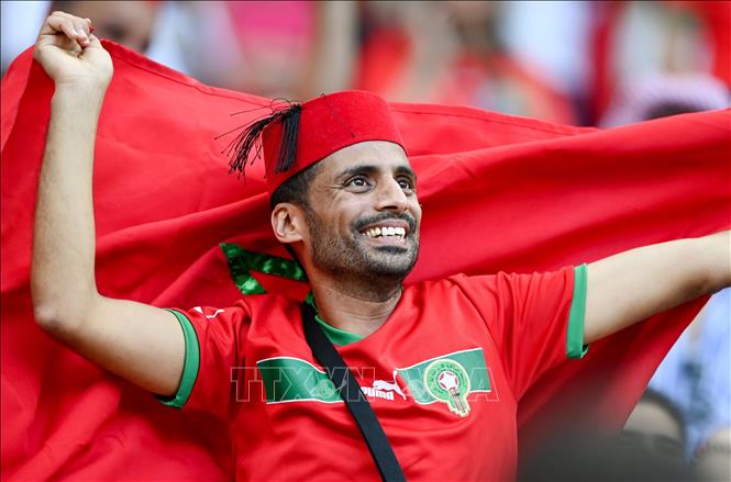 Cổ động viên Maroc trên khán đài sân vận động Al-Thumama trước giờ khai cuộc trận đấu Bỉ gặp Maroc. Ảnh: THX/TTXVN