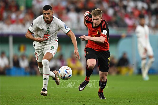 Pha tranh bóng giữa Selim Amallah (trái) của Maroc và Kevin De Bruyne của Bỉ. Ảnh: AFP/TTXVN