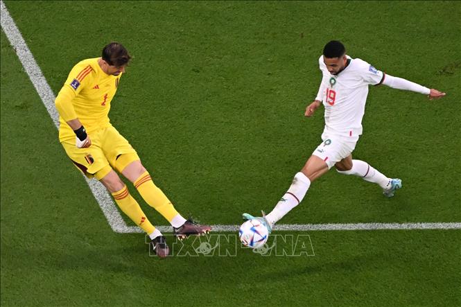 Thủ thành Thibaut Courtois (trái) của Bỉ cản phá cú sút của tiền đạo Maroc Youssef En-Nesyri. Ảnh: AFP/TTXVN