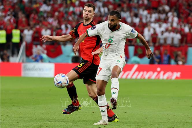 Hậu vệ Thomas Meunier của Bỉ tranh bóng với tiền vệ Sofiane Boufal của Maroc. Ảnh: AFP/TTXVN