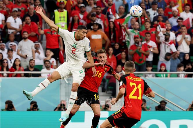 Pha tranh bóng bổng giữa cầu thủ hai đội. Ảnh: AFP/TTXVN