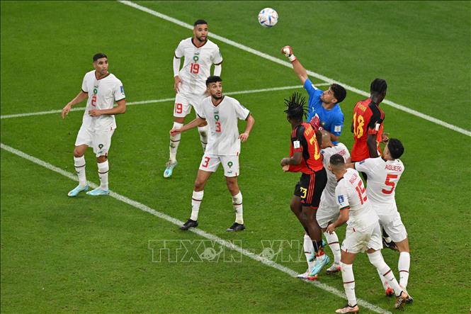 Pha cứu thua của thủ thành Maroc Munir Mohand Mohamedi (giữa). Ảnh: AFP/TTXVN