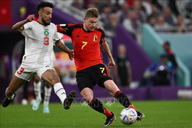 Hậu vệ Noussair Mazraoui (Maroc) nỗ lực cản phá pha đi bóng của tiền vệ Kevin De Bruyne (Bỉ). Ảnh: AFP/TTXVN 