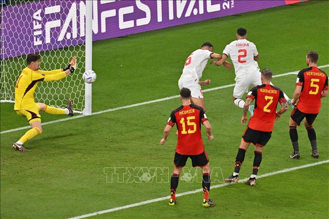 Phút thứ 45+2, Hakim Ziyech đá phạt từ bên cánh phải, Romain Ghanem Saiss (thứ 3, trái) băng vào đánh đầu hụt làm thủ thành Thibaut Courtois của Maroc giật mình và bóng bay vào lưới. Tổ VAR can thiệp và bàn thắng của Maroc không được công nhận do Saiss rơi vào thế việt vị. Ảnh: AFP/TTXVN