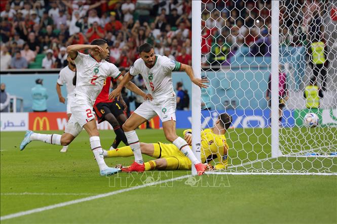 Phút thứ 45+2, Hakim Ziyech đá phạt từ bên cánh phải, Romain Ghanem Saiss (thứ 2, phải) băng vào đánh đầu hụt làm thủ thành Thibaut Courtois của Maroc giật mình và bóng bay vào lưới. Tổ VAR can thiệp và bàn thắng của Maroc không được công nhận do Saiss rơi vào thế việt vị. Ảnh: AFP/TTXVN